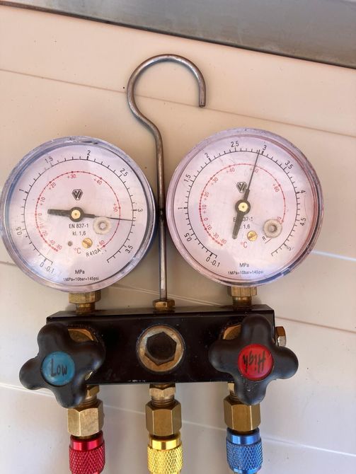 Un par de medidores colgados en un gancho con uno que dice r32 en él